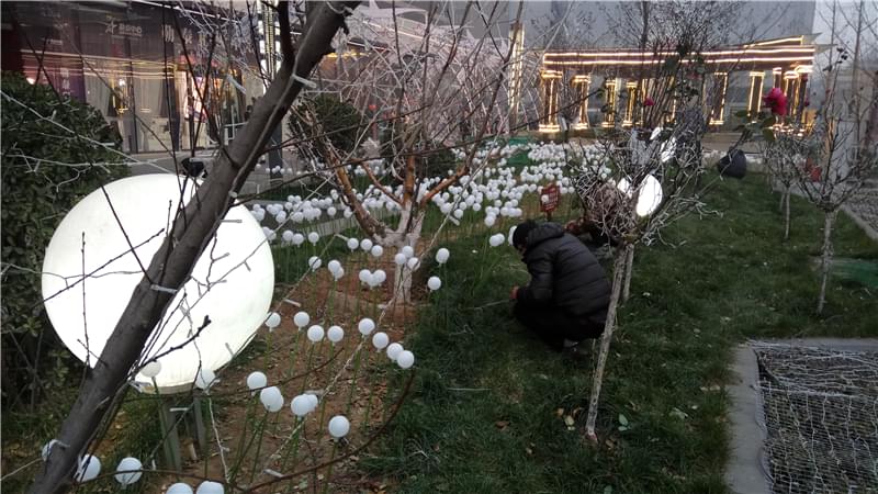 勒泰中心樹木景觀亮化白天效果